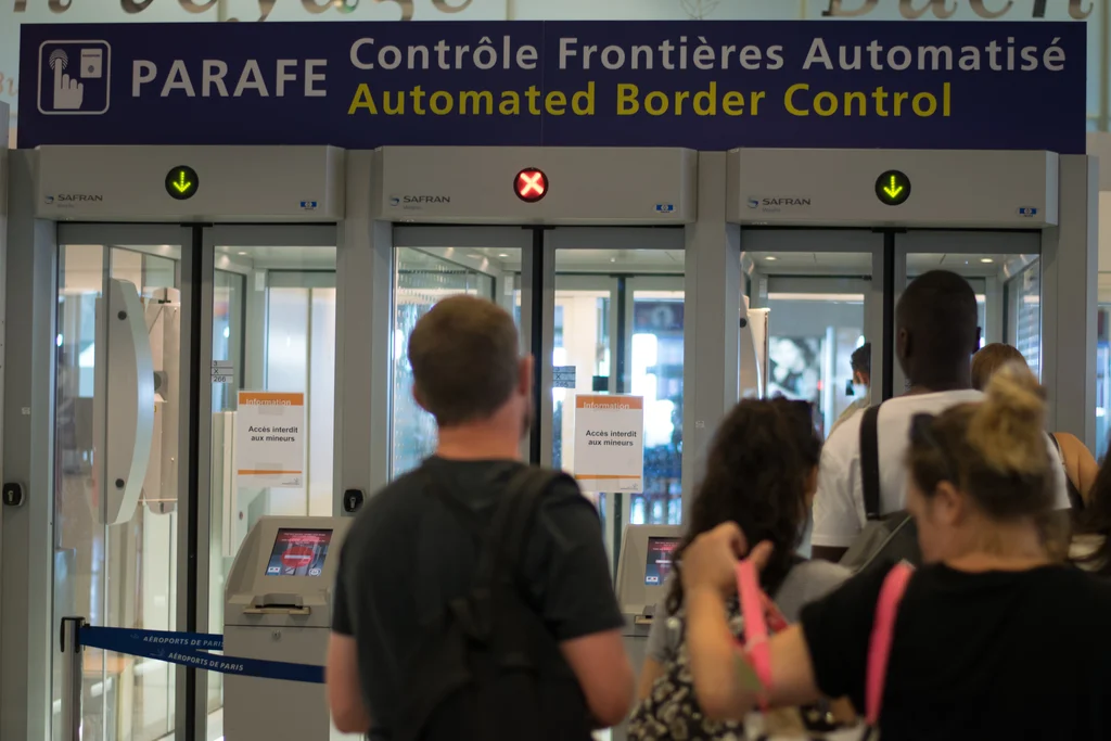 Fast Track vs Customs Rules